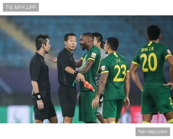 场内犯规与场外犯规判罚差异，裁判如何界定争议情况