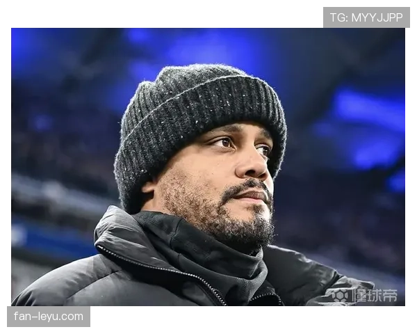 孔帕尼下了场球场，居然背着几千块的名牌包？这日常也太不像个豪门老公了吧…